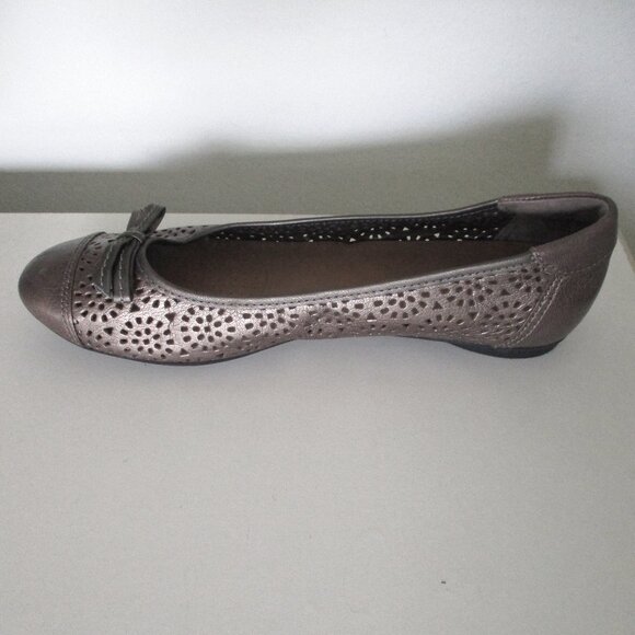 Clarks bendables Womens Laser-cut Bronze Leather Flat Loafer - Size 9M - Picture 6 of 9